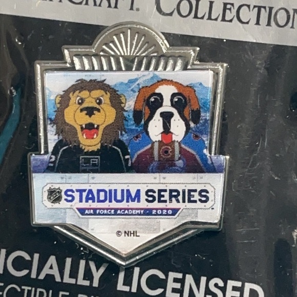 New NHL stadium series 2020 lapel pin - Picture 2 of 4